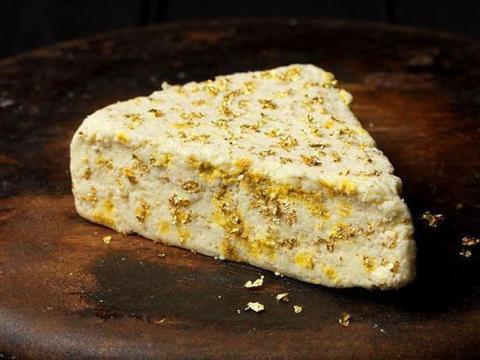 <p><b>Altnl peynir</b></p>  Kilosu 1000 dolar civarnda. Yani bir dilimini 100 dolara yiyebilirsiniz.