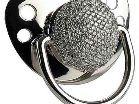 <p><b>Altn emzik</b></p>  14 ayar beyaz altn bu emzik 17,000 dolar deerinde. Belki bebekler iin deildir de yetikinler kolye olarak kullanyordur diye dncelere sevk ediyor.