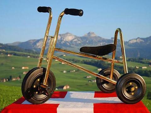 <p><b>Altn 3 tekerlekli bisiklet</b></p>  Wisa Gloria tarafndan tasarlanan ve hangi amaca hizmet ettii bilinmeyen bu bisiklet iin fiyat almak isterseniz kendisi ile irtibata gemeniz gerekiyor.