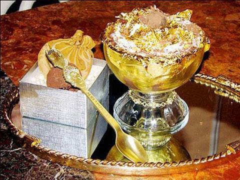 <p><b>Altnl dondurma</b></p>  1000 dolara tadabileceiniz bu dondurma 23 ayar altn yapraklar ile servis ediliyor. Kak ise hayal krkl yaratyor, sadece 18 ayar.