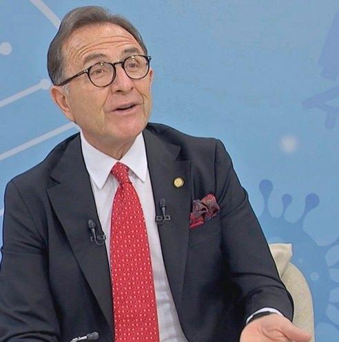 DAMARLARI ERKEN YA�LANDIRIR UYARISI<br>"D�nya genelinde diyabetli say�s� 530 milyonu ge�ti ve as�l korkutucu olan �u: Her iki ki�iden biri bu sinsi hastal���n fark�nda bile de�il. Yani tablo �u: �ekeriniz sinsice y�kseliyor, organlar�n�z "ben iyiyim" diyor ama i�eride ciddi bir y�pranma, sessiz bir paslanma ba�l�yor. �imdi bu tehlikeye dikkatlice bakal�m.&nbsp;