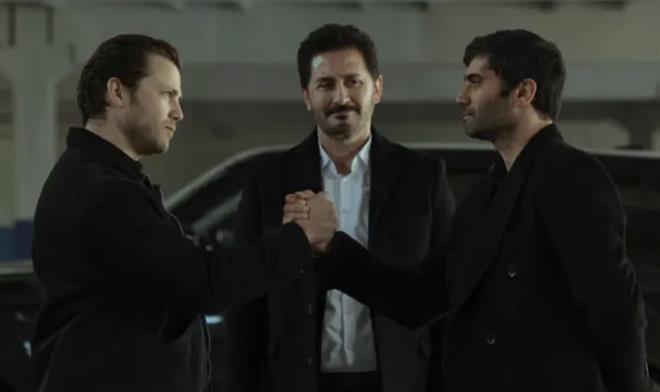 Dizide ba�ka ayr�l�klar�n ya�an�p ya�anmayaca�� ise hen�z netle�medi. Yeni sezonda kadroya s�rpriz isimlerin dahil olaca�� da iddia ediliyor.