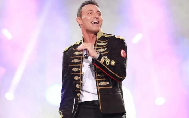 Nikbinler grubunun, Mustafa Sandal i�in d�zenlenen 'Sayg�1' konserindeki performans� m�zik d�nyas�nda 'yapay zek�' tart��mas� ba�latt�. Sandal'dan, Nikbinler'e destek geldi.