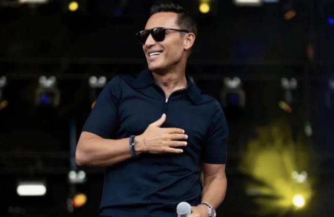 Tan Ta��� da performans� ele�tirenlere aras�ndayd�. �nl� �ark�c�, "Konser ad� alt�nda playback yap�lan, orkestran�n sadece �al�yormu� gibi g�r�nd��� gecelerden; yapay zek� vokallerle sahnelenen g�sterilerden, reklam b�t�esi ve magazinle �i�irilmi�, davetiyeli ve �nl� kalabal�klarla doldurulmu� salonlardan s�k�ld�ysan�z, son kez geliyorum" ifadelerini kullanarak, konser takvimini a��klad�.