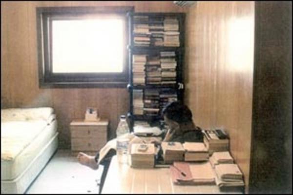 bindikleri koster ve mral Adas'nn cep telefonu ile uzaktan ektii fotoraflarn sosyal medyada paylat.