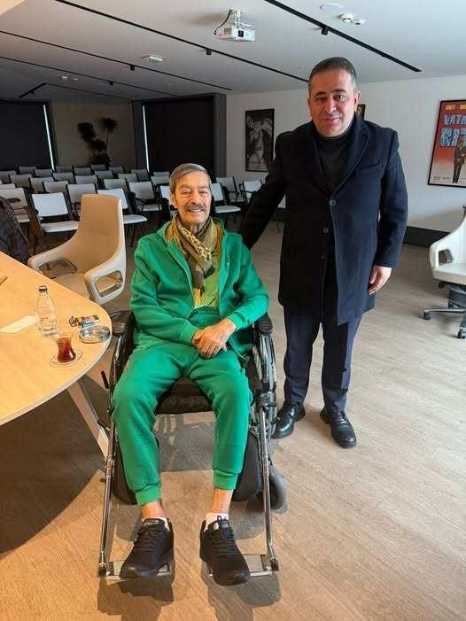 <strong>�nan�r'�n g�zlerindeki ne�eye dikkat �eken Sabah, usta oyuncuyu iyi g�rd���n� ve kendisine acil �ifalar diledi�ini de s�zlerine eklemeyi ihmal etmedi.</strong>