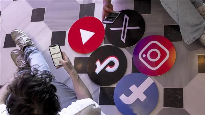 Sosyal medyaya kimlik do�rulama geliyor.<br><p>Instagram, X, Facebook gibi sosyal medya platformlar�na giri� e-Devlet �zerinden olu�turulacak anahtar ile yap�lacak.</p><p>&nbsp;</p><p>B�ylece kullan�c�, temel bilgilerini Bilgi Teknolojileri ve �leti�im Kurumu (BTK) ile payla�maya r�za g�stermi� olacak.</p>