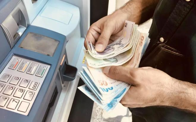 Milyonlarca emeklinin g�z� Temmuz 2026 maa� zamm�na �evrildi. T��K'in a��klad��� Nisan ay� enflasyon verileri sonras� SSK ve Ba�-Kur emeklilerinin 4 ayl�k zam oran� y�zde 14,64 olarak kesinle�irken, Temmuz ay�nda uygulanacak toplam art�� i�in yeni tahminler de ortaya ��kt�