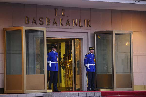 Son zamanlarda oka sahte hesaplarn almasndan sonra Babakanlk, sosyal medyada art niyetli evreler tarafndan st dzey siyaseti ve devlet bakanlarna ynelik arptmalar nlemeye ynelik harekete geti.