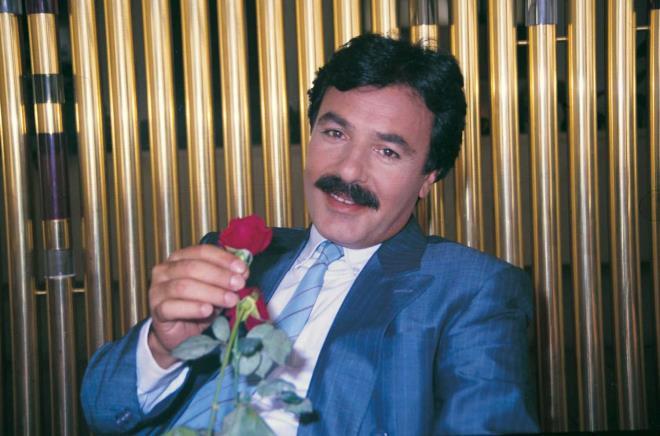 Sabah'tan Tuba Kal��k, konuyla ilgili �u ifadeleri kaleme ald�: "Sanat d�nyas�nda son y�llarda �yle bir r�zgar esiyor ki sanki b�y�k sanat��lar arkalar�nda �l�ms�z eserler de�il de, sadece birer 'ticari i�letme' b�rakm�� gibi g�ndeme geliyor. Ferdi Tayfur'un vefat�ndan sonra ailede ya�anan miras kavgas� uzun s�re konu�uldu. Yine benzer bir manzara ile kar�� kar��yay�z. �l�m�n�n ard�ndan 11 y�l ge�mesine ra�men Kayahan da 'miras' konusuyla yeniden g�ndemde.