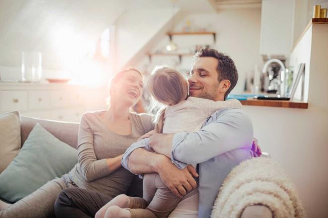 Biz modernizmin bu tuza��na d��memeliyiz. Toplum olarak aile kavram�n�n bizde kutsal bir kar��l��� var. Bunu yeni nesillere de do�ru bi�imde aktarmam�z gerekiliyor. Aile olman�n, evlilik kurumunun �nemini ne kadar do�ru �ekilde anlat�rsak gelecek nesiller de bu de�erlere o kadar sahip ��kar.