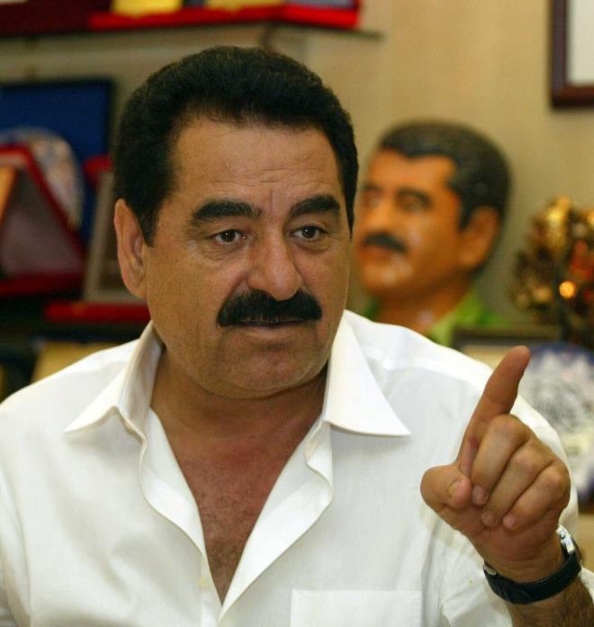 Bu payla�amama krizinin en sars�c�, en h�z�nl� cevab� ise �brahim Tatl�ses'ten geldi. Evlatlar�yla girdi�i bitmek bilmeyen hukuk davalar�ndan sonra �ok �arp�c� bir a��klama yapt�: 'T�m miras�m� devlete ba���l�yorum." Bana g�re bir ba��� de�il, sanat��n�n 'k�rg�nl�k manifestosu'dur. Sanat d�nyas�n�n efsane isimlerinin ard�ndan g�ndemden d��meyen miras sava�lar� asl�nda bir�ok �eyi de g�zler �n�ne seriyor.