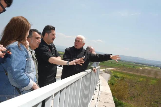 S�leymaniye Mahallesi s�n�rlar� i�erisinde yer alan S�leymaniye (Hisar) Kalesi'nin kal�nt�lar�n� inceleyen Ba�kan �zel ve beraberindeki heyet, 2 bin 300 y�ll�k bir tarihi ge�mi�e sahip kalenin g�n y�z�ne ��kar�lmas� ad�na gerekli �al��malar i�in kollar� s�vad�. Yeni�ehir'i turizm rotas�na dahil etmek i�in An�tlar Kurulu, K�lt�r Turizm �l M�d�rl��� ve �znik M�ze M�d�rl��� ile ortak �al��malar�n ba�lad���n� ifade eden Ba�kan Ercan �zel, projenin b�lge halk�na getirisini, "Yurt d���nda 100 y�ll�k bir yap�lar milyonlarca turisti kendine �ekilirken, biz burada 2 bin 300 y�ll�k bir tarihten bahsediyoruz. S�leymaniye Kalesi'nde yapaca��m�z �al��malar ve b�lgedeki mesire alan� ile buray� yerli ve yabanc� turistlerin u�rak noktas� haline getirece�iz. Bu proje, b�lge halk�m�za hem k�lt�rel hem de ekonomik anlamda ciddi katk�lar sa�layacak" diyerek �al��man�n �nemine vurgu yapt�.