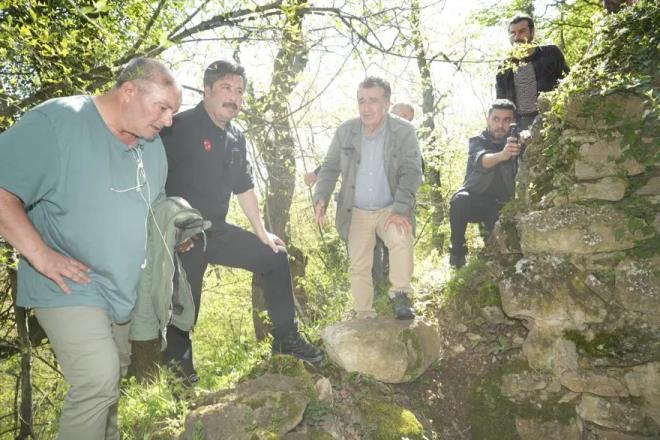 Program kapsam�nda Eski Marmarac�k ve Koyunhisar b�lgelerinde incelemelerde bulunan heyet, daha sonra S�leymaniye (Hisar) Kalesi'nde incelemelerine devam etti. Konu hakk�nda a��klama yapan Yeni�ehir Belediye Ba�kan� Ercan �zel, "Osmanl�'n�n ilk ba�kenti olan Yeni�ehir'in asl�nda �ok daha eski ve kadim medeniyetlere ev sahipli�i yapt���n� biliyoruz. Yeni�ehir'in her kar�� topra��nda binlerce y�ll�k medeniyetin ayak izleri var. Bizler bu miras� aya�a kald�rarak il�emizi turizm merkezi yapmaya kararl�y�z" dedi.