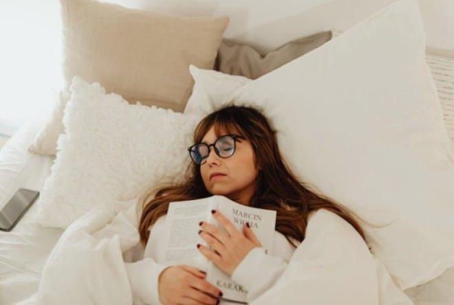 Verimli, zihin sa�l���n�n korunmas� i�in biyolojik saate uyum sa�lanmas� gerekti�ini vurgulayarak, "23:00 - 05:00 saatleri aras�nda uyuyacaks�n�z. Ruh sa�l��� i�in ba�ka yolu yok!" ifadelerini kulland�.&nbsp;