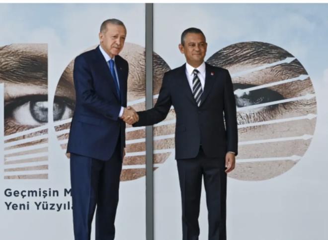Ankette Yeniden Refah Partisi y�zde 2.7, B�y�k Birlik Partisi y�zde 1.5 ve T�rkiye ���i Partisi y�zde 1.2 seviyesinde �l��ld�. "Di�er" kategorisindeki partilerin toplam oran� ise y�zde 1.2 olarak kaydedildi.