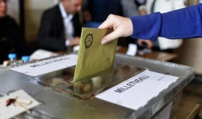 DEM PART� 3. SIRADA<br>  Anketin dikkat �eken ba�l�klar�ndan biri de DEM Parti?nin y�zde 10 s�n�r�na yakla�an oy oran� oldu. Parti, ara�t�rmada ���nc� s�radaki yerini korurken �zellikle do�u ve b�y�k�ehir se�menindeki etkisini s�rd�rd���n� g�sterdi.