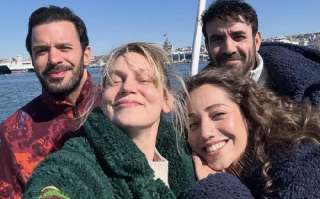 V�CUDUNUN HER YER� MOSMOR  <br>  Farah Zeynep Abdullah?�n yay�mlad��� foto�raflarda v�cudunun �e�itli b�lgelerinde olu�an morluklar ve k�zar�kl�klar dikkat �ekti.