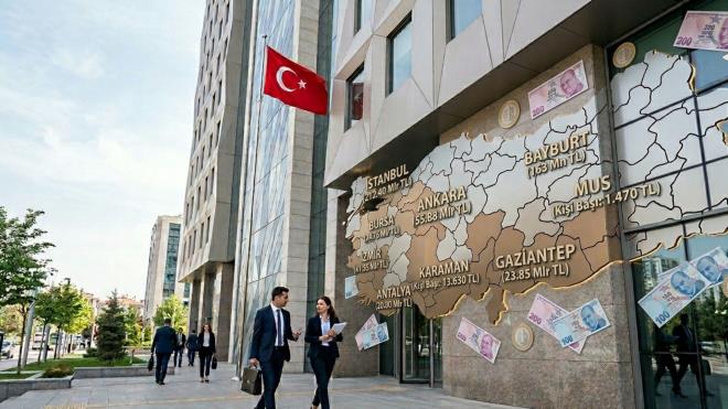 <p><strong>B�Y�K�EH�RLER �LK SIRALARDA YER ALDI</strong></p> <p>Veriler incelendi�inde <strong>�stanbul, Ankara, �zmir, Bursa ve Gaziantep</strong> gibi ekonomik hareketlili�in yo�un oldu�u �ehirlerin toplam takipteki alacaklarda �ne ��kt��� g�r�l�yor. �te yandan <strong>Karaman ve Bilecik</strong> gibi �ehirlerin ki�i ba��na bor� s�ralamas�nda �st basamaklarda yer almas� da dikkat �eken detaylar aras�nda bulunuyor.</p> <p>D���k n�fuslu �ehirler ise hem toplam takipteki alacaklarda hem de ki�i ba��na d��en bor� miktar�nda daha d���k seviyelerde kald�.</p>