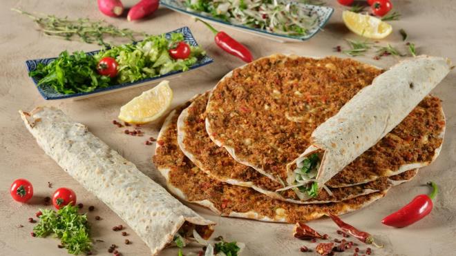 <p><strong>YEMEK S�PAR��LER� HIZLI T�CARET�N LOKOMOT�F� OLDU</strong></p> <p>Rapora g�re h�zl� ticaret hacminin en b�y�k k�sm�n� yemek sekt�r� olu�turdu. Toplam hacmin <strong>y�zde 69,5'i</strong> yemek kategorisinden gelirken, g�da ve s�permarket al��veri�lerinin pay� <strong>y�zde 30,5 olarak kaydedildi.</strong></p> <p>Bu tablo, kullan�c�lar�n dijital platformlar� en yo�un �ekilde haz�r yemek sipari�lerinde kulland���n� g�sterdi.</p>