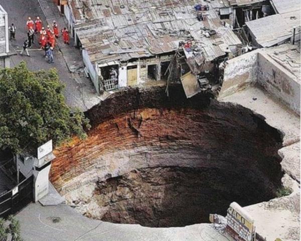 Grselde grdnz deprem sonucu oluan bir ukur deil.