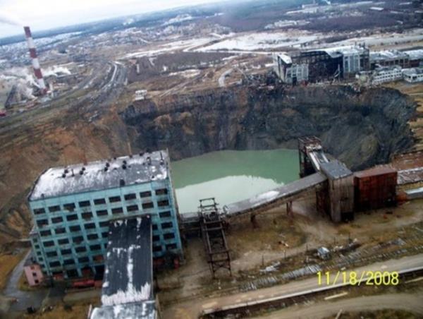 Yava yava oluan bir obruklarn oluumuna rnek verecek olursak, yer alt sularnn etkisiyle kum ta partikllerini birlikte tutan imento yava yava yumuamaya balar ve bu yumuayan paralarn tanmasyla da ukurlar oluur.