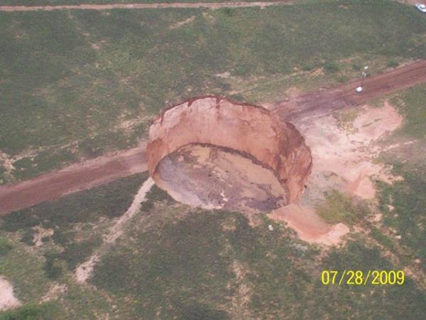 Bu deliklerin ap ve derinlii 1 ? 600 metre arasnda deiirken kase ve kaya kenarl kanyonlar gibi eitleri vardr.