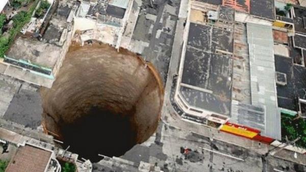 Bu obruklar ehirleri ve evleri hergeen gn biraz daha fazla yutuyor.