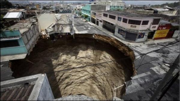 Bu, "kvet delii" olarak da bilinen bir obruk! stelik ddenlerin oluma ihtimalinin yksek olduu yerler olsa da, bir dden her an, her yerde oluabilir ve siz de dahil olmak zere etraftaki birok eyi bir anda yutabilir!