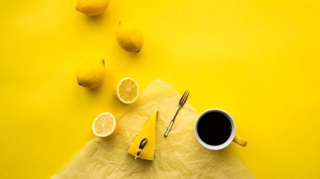 Uzmanlara g�re limonlu kahvenin tamamen etkisiz oldu�unu s�ylemek do�ru de�il. Kahvenin i�erdi�i kafein metabolizmay� k�sa s�reli h�zland�rabiliyor. Limon ise C vitamini deste�i sa�l�yor. Ancak bu ikilinin tek ba��na ciddi kilo kayb� yaratt���na dair g��l� bilimsel kan�t bulunmuyor. Beslenme uzmanlar�, sosyal medyada anlat�ld��� gibi birka� fincan limonlu kahve i�erek haftalar i�inde b�y�k de�i�imler ya�anmas�n�n ger�ek�i olmad���n� belirtiyor.