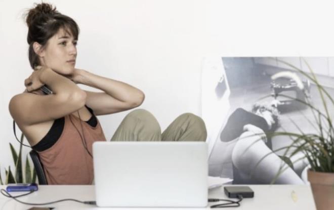 Modern ya�am�n temposu, telefon bildirimlerinden trafik s�k���kl���na kadar say�s�z uyaranla bedenimizi s�rekli tetikte tutuyor. Bu g�r�nmez bask�, sinir sistemimizi "tehdit var" alg�s�yla �al��t�rarak kronik stresin sessiz ama g��l� etkilerini ortaya ��kar�yor. Oysa k���k nefes egzersizleri, k�sa molalar ve duygulara alan a�mak, bedenin yeniden dengeye gelmesine yard�mc� olabiliyor. Bu�ra Adil Buyruklu H�rriyet'teki k��esinde yazd�...