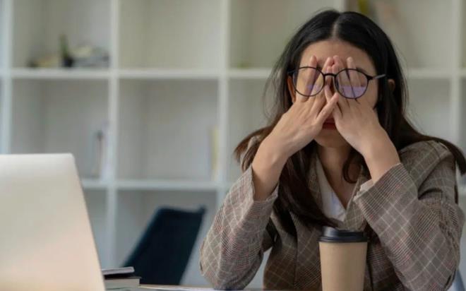 Modern ya�am�n g�r�nmez bask�s�, bedenimizi fark etmeden s�rekli tetikte tutuyor. Kronik stres, uyku d�zeninden ba����kl��a kadar pek �ok alan� zorluyor. Sinir sistemini dengelemek ise k���k ama bilin�li ad�mlarla m�mk�n olabiliyor.