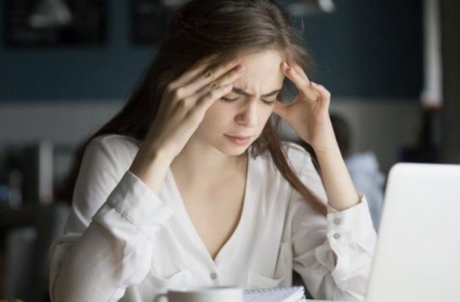 G�n�m�z ya�am�, fark etmesek bile bedenimizi s�rekli tetikte tutan uyaranlarla dolu. Telefon bildirimleri, yo�un i� temposu, belirsizlikler, trafik, yeti�me tela��, sorumluluklar ve zihnimizde hi� susmayan yap�lacaklar listesi...��te t�m bunlar, fark�nda olmasak da sinir sistemimizin "tehdit var" alg�s�yla �al��mas�na neden olabiliyor. Oysa bedenimiz k�sa s�reli streslere uyum sa�layacak �ekilde tasarlanm��ken, uzun s�reli bask�lar alt�nda kald���nda dengeyi korumakta zorlanabiliyor. Bu nedenle son y�llarda "sinir sistemi reg�lasyonu" yani sinir sistemini dengeleme konusu hem psikoloji hem de sa�l�k alan�nda daha fazla konu�ulmaya ba�lad�. ��nk� art�k net bir �ekilde biliyoruz ki, kronik stres, uyku d�zeninden ba����kl�k sistemine, ruh h�linden odaklanma becerisine kadar pek �ok alan� etkileyebiliyor. Hadi gelin bug�n sinir sistemimizin neden yoruldu�una ve sinir sistemimizin dengesini desteklemek i�in uygulanabilecek y�ntemlerin neler oldu�una birlikte bir g�z gezdirelim.
