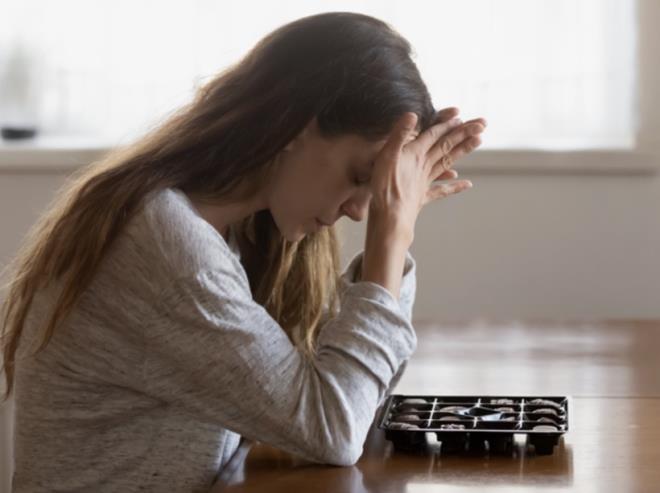 NEFES, HAREKET VE R�T�M<br>  <p>G�n i�inde bedenimiz �o�u zaman gerilim h�linde kalabiliyor. Yo�un tempo, zihinsel y�k ve s�rekli uyar�lma durumu bir araya geldi�inde, bu gerginlik zamanla normalimiz gibi hissettiriyor. Bu durumun en �nemli sonucu ise, bedenin s�rekli "tetikte" kalma h�line al��mas� ve gev�emenin giderek daha zor hale gelmesidir. B�yle bir d�ng� i�indeyken sistemin yeniden dengeye gelebilmesini sa�layacak ilk ad�m ise bedene yeniden g�ven sinyali g�ndermektir. Bu noktada kula�a �ok basit gelen baz� al��kanl�klar asl�nda d���nd���m�zden daha g��l� olabilir. Yava� ve kontroll� nefes egzersizleri, d�zenli y�r�y��, hafif egzersizler, yoga ya da esneme hareketleri, bedenin gev�emesine destek sa�layabilir. �zellikle diyafram nefesi gibi tekniklerin parasempatik sinir sistemini destekleyerek bedeni sakinle�tirmeye yard�mc� oldu�u belirtilmektedir. Bunun yan�nda kaliteli uyku, d�zenli beslenme ve ekran maruziyetini azaltmak da sinir sisteminin toparlanmas�na yard�mc� olabilir.</p>