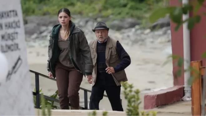 TRT 1 ekranlar�nda yay�nland��� g�nden bu yana k�sa s�rede sad�k bir izleyici kitlesi edinen&nbsp;Ta�acak Bu Deniz, cuma ak�amlar�n�n en �ok konu�ulan yap�mlar� aras�nda yer almay� s�rd�r�yor. OGM Pictures imzas�n� ta��yan, y�netmenli�ini �a�r� Bayrak'�n �stlendi�i dizide&nbsp;Ula� Tuna Astepe,&nbsp;Deniz Baysal,&nbsp;Ava Yaman&nbsp;ve Burak Y�r�k g��l� performanslar�yla dikkat �ekerken, izleyicilerin merakla bekledi�i&nbsp;sezon finali&nbsp;tarihine dair belirsizlik de sona erdi ve yap�m�n sezon finaliyle ilgili net bilgiler ortaya ��kt�.