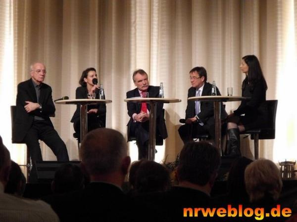 Atalay halen Phoenix kanalnda tartma program sunuyor.