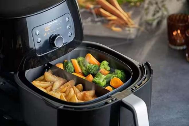 <strong>Az ya� kullanmas� ve h�zl� pi�irmesi nedeniyle son d�nemin en b�y�k mutfak trendi haline gelen S�cak Hava Frit�zleri (Airfryer), ciddi sa�l�k ve g�venlik riskleri nedeniyle yasaklanma ve toplat�lma&nbsp; gibi s�ylentilerle kar�� kar��ya.</strong>