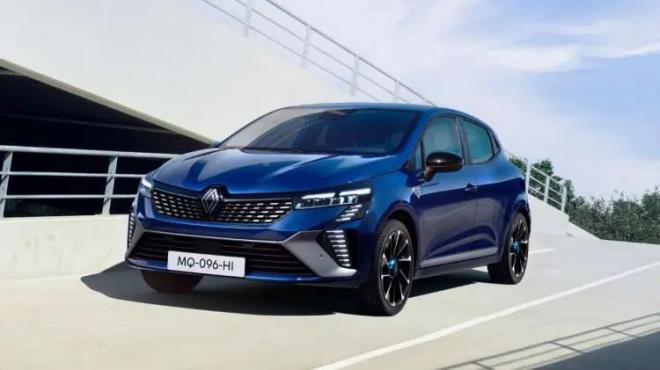 Otomotiv uzmanlar�, Clio'nun d���k yak�t t�ketimi ve pratik kullan�m�n� avantaj olarak s�ralarken, uzun yol konforunun ve arka diz mesafesinin s�n�rl� olmas�n� dezavantaj hanesine yaz�yor.