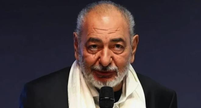 Medya d�nyas�n�n iz b�rakan ismi Reha Muhtar, kameralardan uzak s�rd�rd��� sessiz ya�am�na Bodrum'da ara verdi. Uzun aradan sonra ilk kez objektiflere tak�lan efsane spikerin son g�r�nt�s� sosyal medyada adeta yer yerinden oynatt�. Usta televizyoncunun de�i�imi, onu g�ren takip�ilerini ve sevenlerini b�y�k bir �a�k�nl�k i�inde b�rakt�.