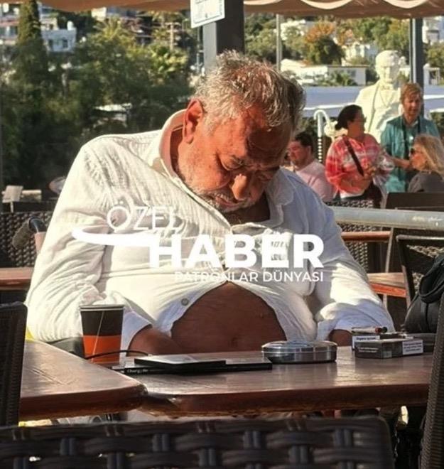 <p>Payla��lan karede a��k renk g�mle�iyle bir mekanda tek ba��na oturan&nbsp;Reha Muhtar'�n olduk�a yorgun ve dalg�n g�r�nd��� dikkat �ekti.</p>  <p>Masada kahvesi ve sigaras�yla oturdu�u g�r�len Muhtar'�n ba��n� �ne e�mi� uyuklayan hali&nbsp;sosyal medya&nbsp;kullan�c�lar�n�n da g�z�nden ka�mad�.&nbsp;<strong>��te Reha Muhtar'�n son hali...</strong></p>