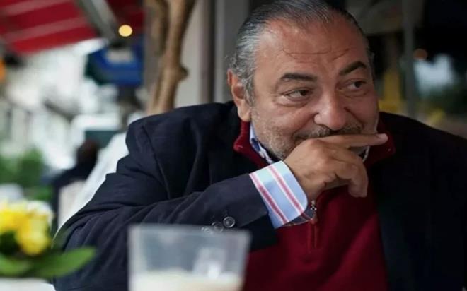 Uzun s�redir ekranlardan ve kamuoyunun g�z�nden uzak, sakin bir ya�am tercih eden usta haberci Reha Muhtar, Bodrum'da g�r�nt�lenerek sosyal medyan�n en �ok konu�ulan isimleri aras�na girdi. Medya d�nyas�n�n efsanevi spikerinin son g�r�nt�s�, g�renleri adeta �oka u�ratt�.