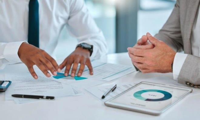 Akt�er, matematik, istatistik ve finans bilgilerini kullanarak sigorta, emeklilik ve finans sekt�rlerinde gelecekteki riskleri analiz eden, olas�l�klar� hesaplayan ve finansal zararlar� en aza indirmek i�in stratejiler geli�tiren uzmand�r.&nbsp;