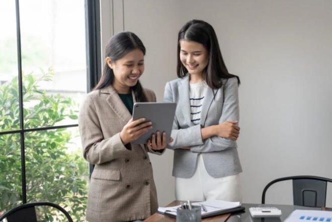 Listenin zirvesinde, milyarderlerin ve dev holdinglerin servetlerine y�n veren mali dan��manlar oturuyor. Paray� y�netme riskini kendi �zerlerine almadan, sadece en do�ru finansal hamleleri planlayarak dudak u�uklatan komisyonlar kazan�yorlar.<strong> �st d�zey bir mali dan��man�n y�ll�k kazanc� rahatl�kla 500.000 dolara (17.500.000 TL) ula��rken, d�nyan�n en b�y�k dan��manl�k �irketlerindeki tepe y�neticiler i�in bu rakam 900.000 dolara (yakla��k 31.500.000 TL) kadar ��kabiliyor.</strong>