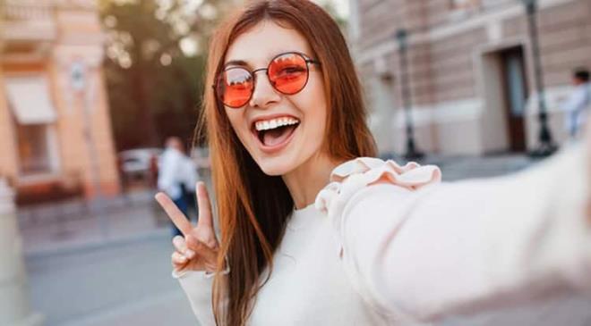 <span><em><strong>Uzmanlar, ak�ll� telefon kameralar�n�n yapay zeka destekli g�r�nt� i�leme �zelli�ine sahip oldu�u i�in parmak izi verilerini kopyalabilece�ini a��klad�. G�venlik konusunda dikkatli olunmas�n� isteyen uzmanlar, foto�raf �ekerken �zellikle baz� pozlar�n verilmesini tehlikeli buldu.</strong></em></span>