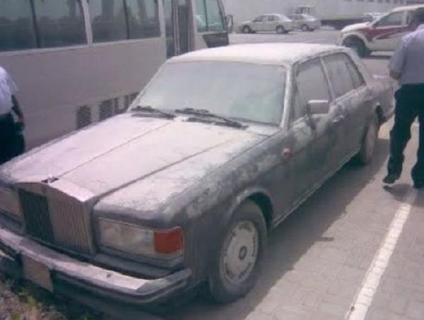 1.5 milyon dolarlk bir Ferrari Enzo, 250 bin dolarlk bir baka Ferrari, deeri en az 150 biner dolar olan Jaguar, BMW ve Audi'ler de bulunuyor.