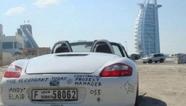 Genellikle Dubai Uluslararas Havaalan'nn st ak otoparknda gne ve l kumlarna terk edilmi aralar arasnda