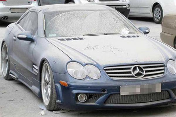 Dubai Uluslararas Havaalan?nn otopark, lkelerinde yasal takibata uramak istemeyen yabanclarn kaderine terk ettii birbirinden lks otomobillerle doldu.