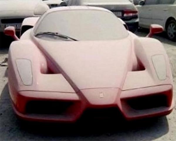 Benzinin ucuz, verginin sfra yakn olduu Birleik Arap Emirlikleri'nin Dubai kentinde, en pahal otomobiller, peynir ekmek gibi satlyor.