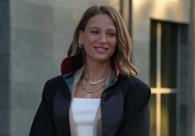 Medcezir dizisiyle b�y�k bir hayran kitlesine ula�an, Lale Devri, Aile, �ahmaran ve Kimler Geldi Kimler Ge�ti dizisiyle b�y�k ba�ar� yakalayan �nl� oyuncu Serenay Sar�kaya ekranlara geri d�nd�.