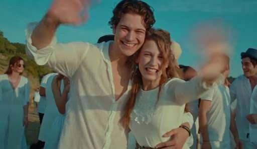 <p><strong>SARIKAYA'DAN MEDCEZ�R �T�RAFI</strong></p>    <p>�nternet platformlar�nda yay�nlanan yerli yap�mlarda yer alan Sar�kaya'dan Kimler Geldi Kimler Ge�ti dizisi ve Medcezir dizisine ili�kin yeni bir itirafta bulundu.</p>